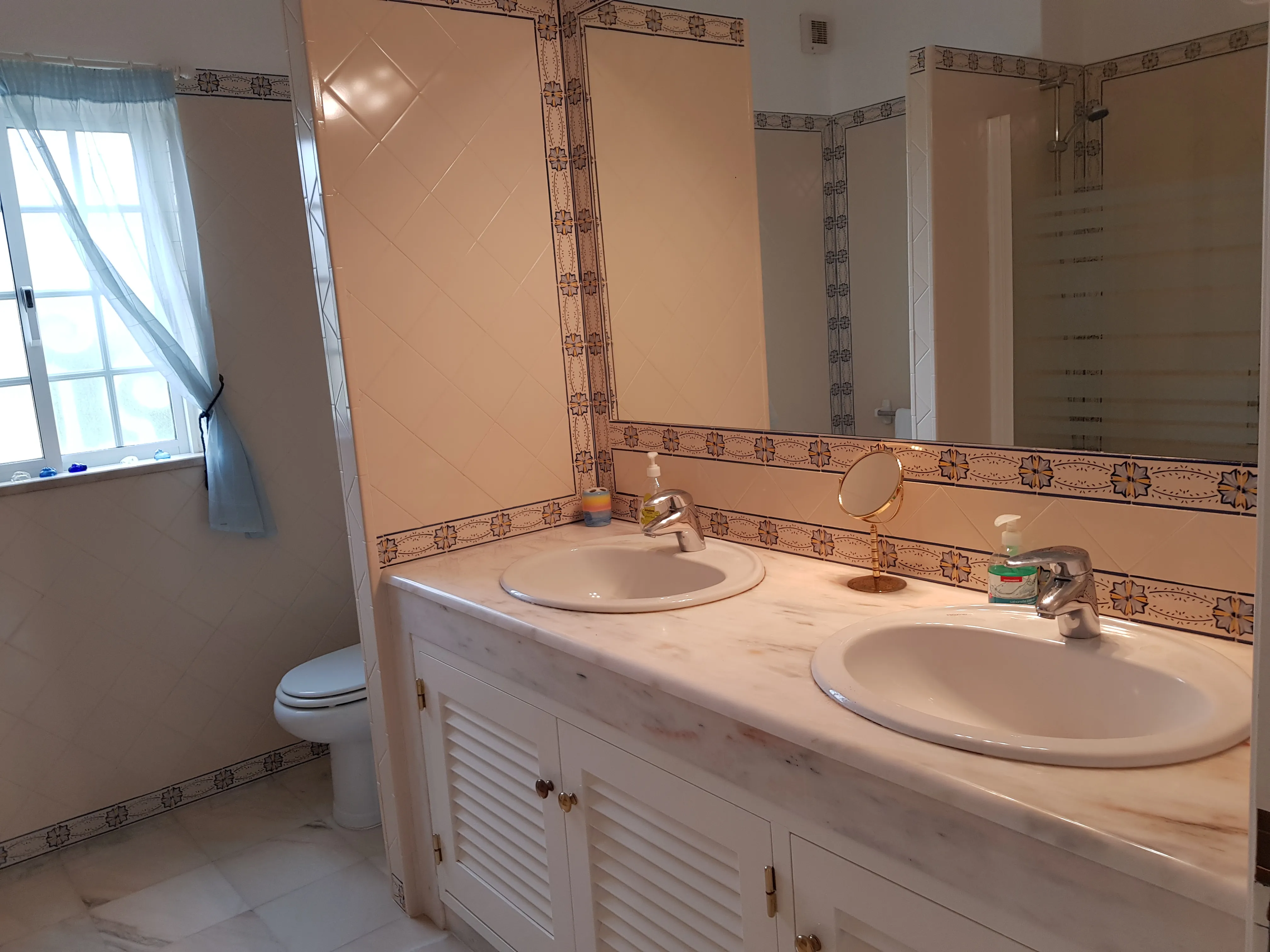 Upstairs master bedroom 2 bathroom